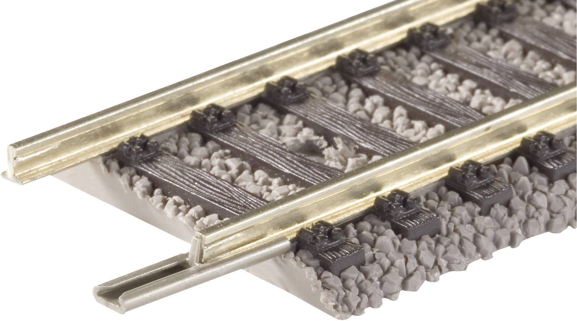 Detailný záber modelu železničnej koľaje s presnou reprodukciou podvalov a koľají, vhodný pre modelové železničné rozloženia.