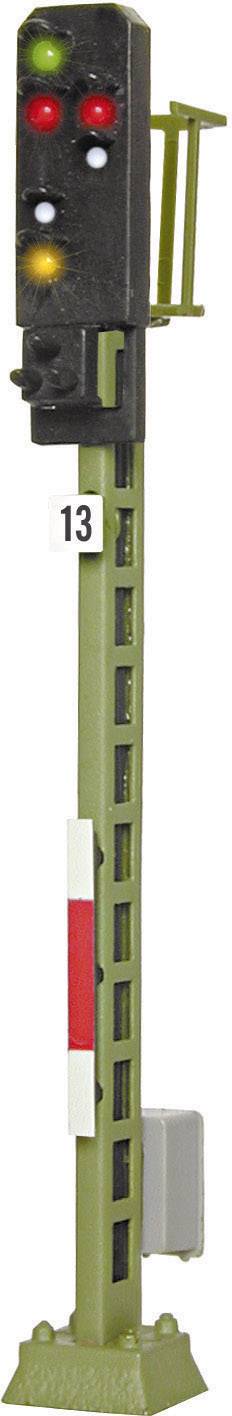Model železničnej signalizácie so svetelnými signálmi v červenej, žltej a zelenej farbe na pruhovanom stožiari.