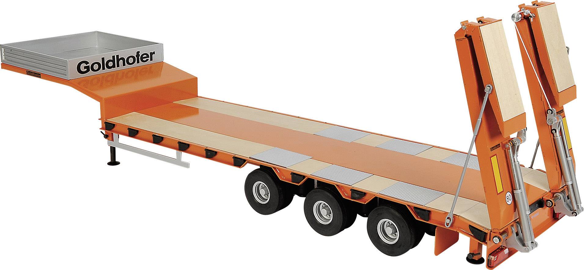 Oranžový nákladný príves s tromi nápravami a hydraulickými nájazdonými rampami, vhodný na prepravu ťažkých strojov alebo vozidiel.