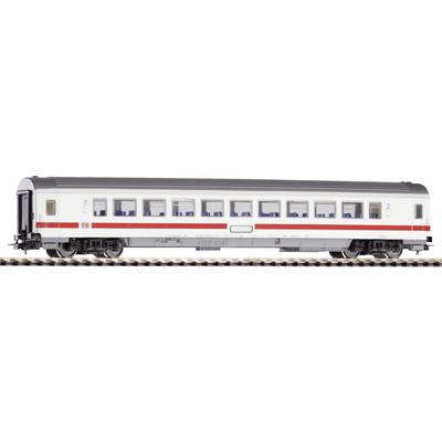 Biely osobný vagón Deutsche Bahn s červeným pruhom stojí na železničných koľajach. Cez niekoľko okien sú viditeľné modré sedadlá.