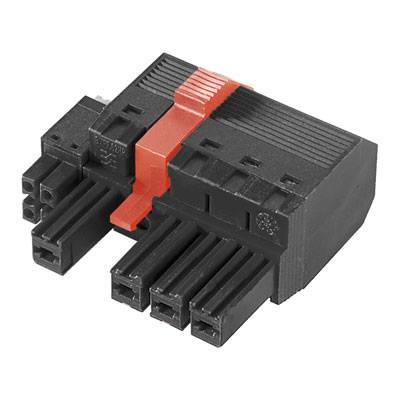 Čierny viacpólový konektor s červeným poistným klipom uprostred, vhodný pre elektronické prepojenia.
