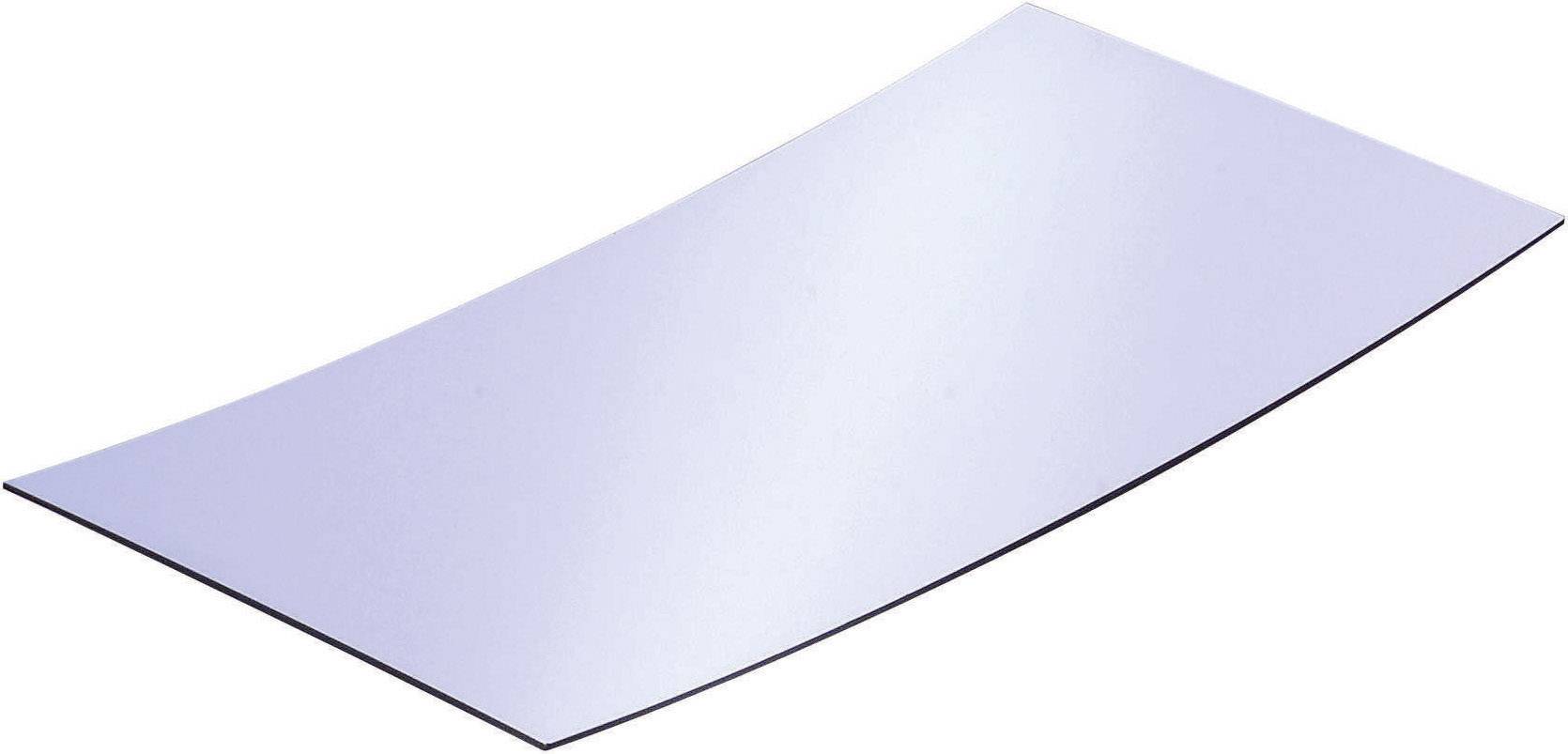 Flexibilný, tenký list z reflexného materiálu, mierne zakrivený, na bielom pozadí.