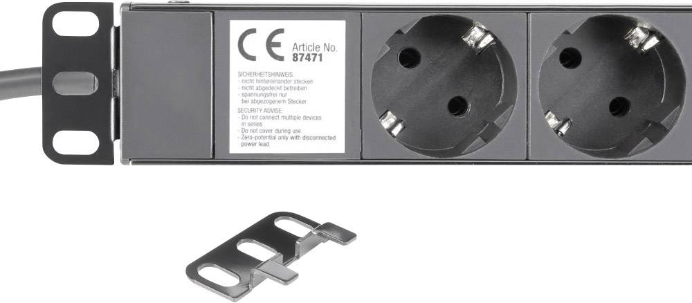 Čierny rozvodný blok so štyrmi zásuvkami a bezpečnostným uzáverom na zaistenie zástrčiek. Vpravo leží kovová svorka.