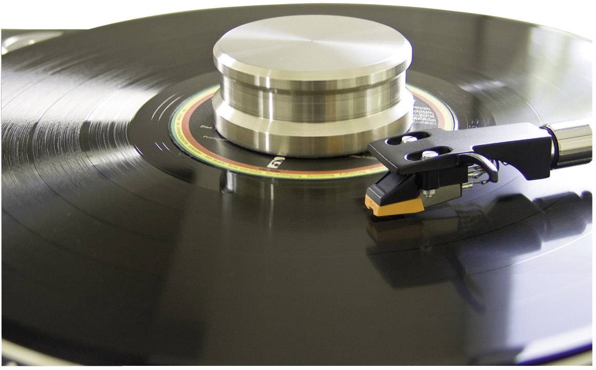 Gramofón s čiernou vinylovou platňou, ramenom a snímacou ihlou v prevádzke.