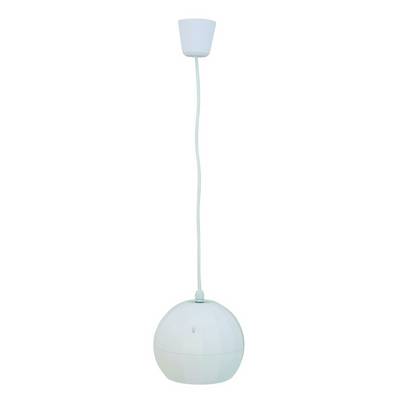 Biela závesná lampa s guľovitým tienidlom visí zo stropu.