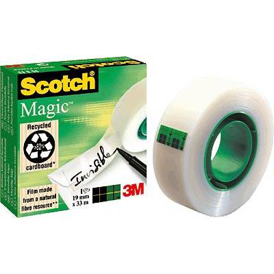Jedna rolka lepiacej pásky Scotch Magic v zelenom zásobníku, na obale je uvedené 'recyklovaný kartón' a 'neviditeľná'.