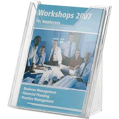 'Workshopy 2007 pre zamestnancov' brožúra v priehľadnom stojane. Témy: Obchodný manažment, Finančné plánovanie, Manažment praxe. V pozadí osoby sústredene vedú rozhovor.