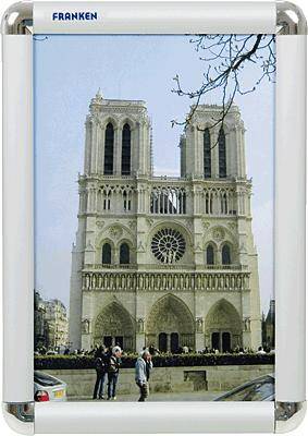 Obrázok zobrazuje fasádu katedrály Notre-Dame v Paríži s dvomi charakteristickými vežami a veľkou rozetou v strede.