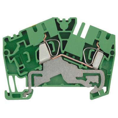 Zelený elektrický konektor s kovovými kontaktmi na bielom pozadí, používaný na prepájanie elektrických vodičov.