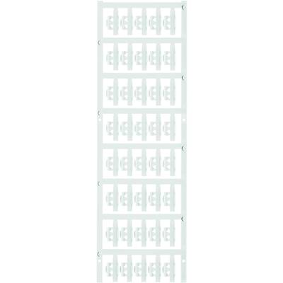 Prázdny počítačový panel s viacerými radmi otvorov pre správu káblov v sieťovom racku.