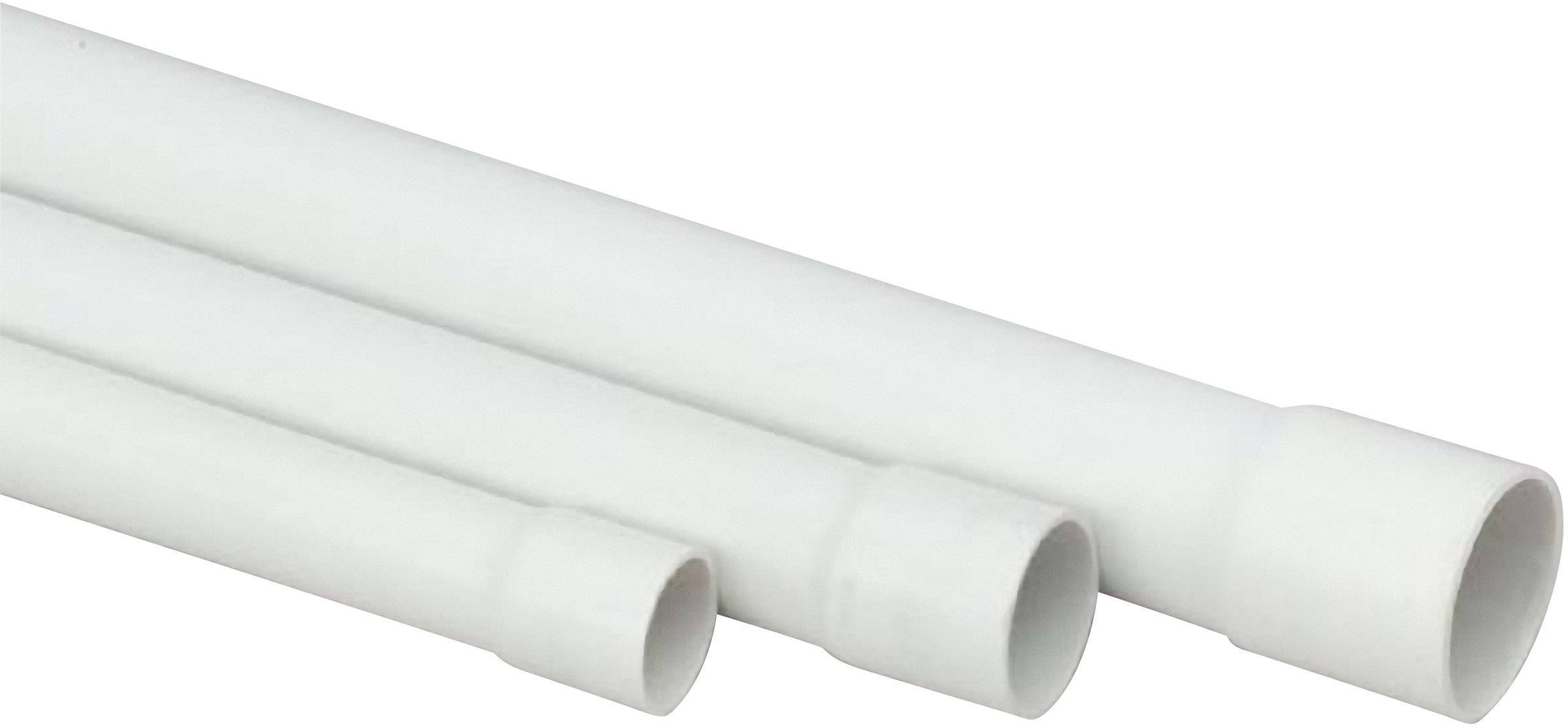 Tri biele PVC potrubia rôznych veľkostí vedľa seba na bielom pozadí.