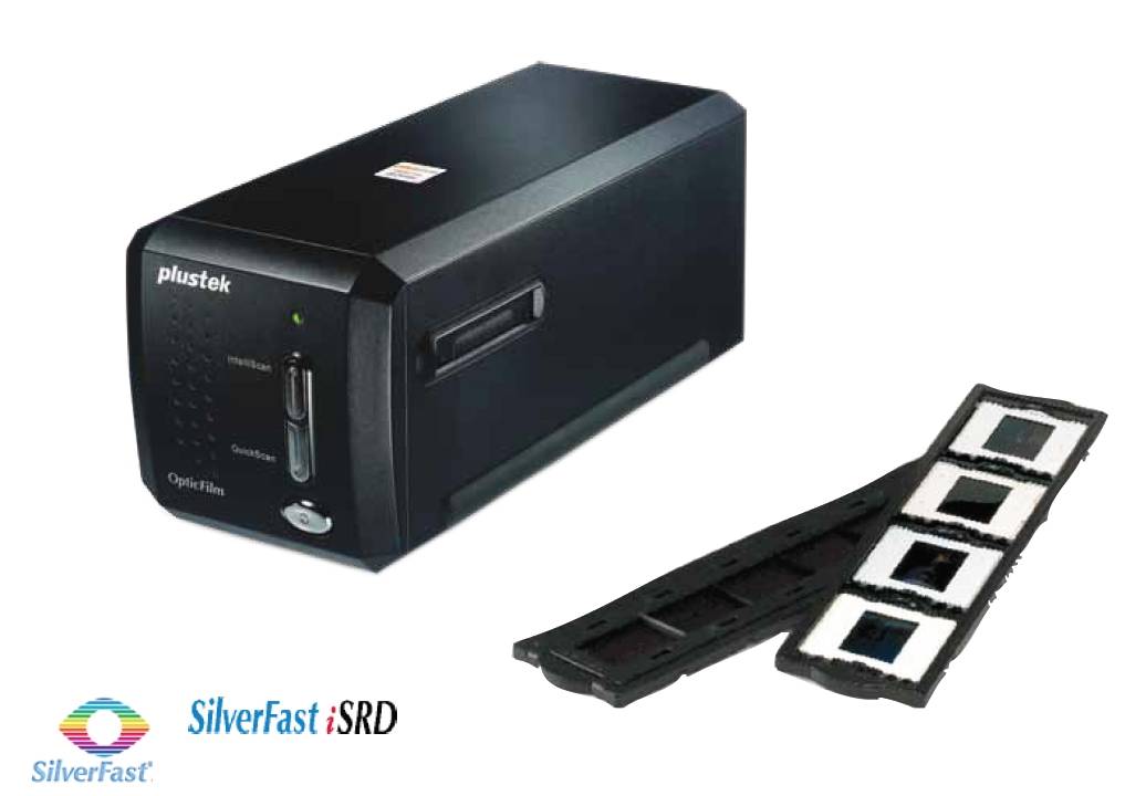 Skener Plustek OpticFilm vedľa držiaka filmového materiálu. Softvér skenera 'SilverFast iSRD' je zobrazený v ľavom dolnom rohu obrázka.