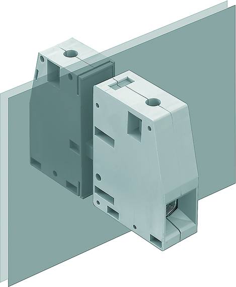 Šedý elektrický pripojovací blok je zobrazený pripevnený na kovovej doske, aby ilustroval jeho montáž a funkčnosť.