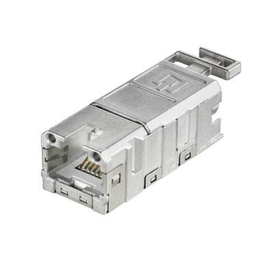 Strieborný RJ45 konektor v detailnom zábere. Konektor je vyrobený z kovu a je vhodný pre sieťové pripojenia.