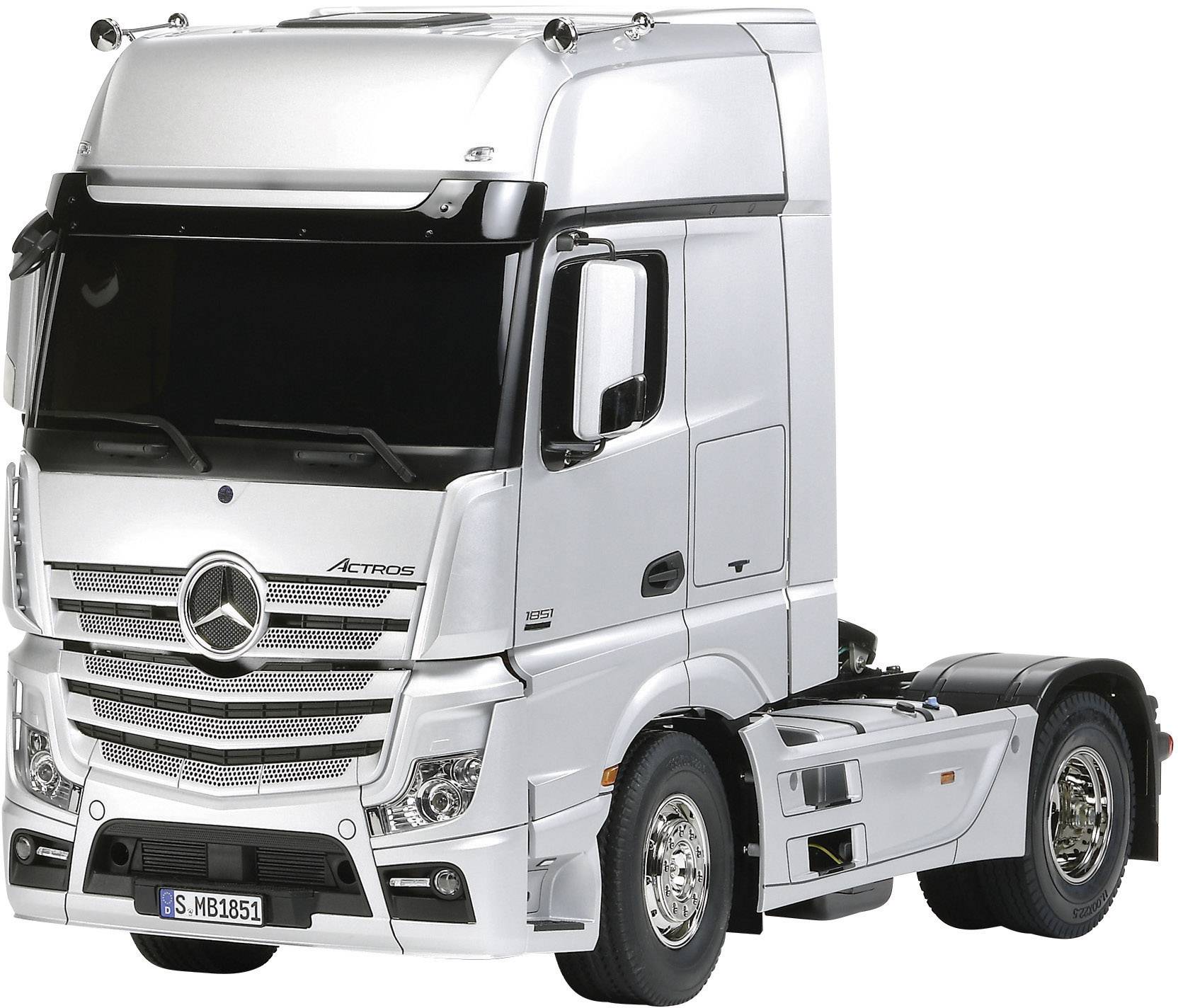 Strieborný nákladný automobil, model Actros od Mercedes-Benz, zobrazený smerujúci doľava.