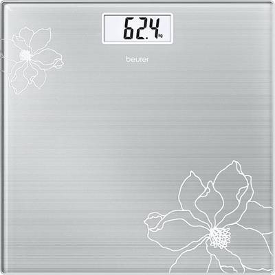 Digitálna váha so strieborným povrchom a kvetinovým vzorom ukazuje 62,4 kg.