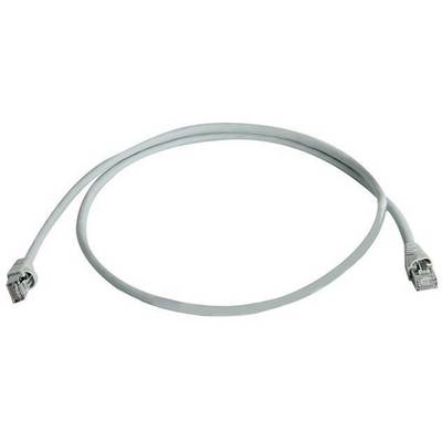 Sivý ethernetový kábel s konektormi RJ45 na oboch koncoch je zvinutý na bielom povrchu.