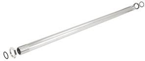 Strieborná dlhá kovová tyč s odnímateľnými krúžkami na oboch koncoch, pravdepodobne súčasť nejakého zariadenia alebo konštrukčného prvku.