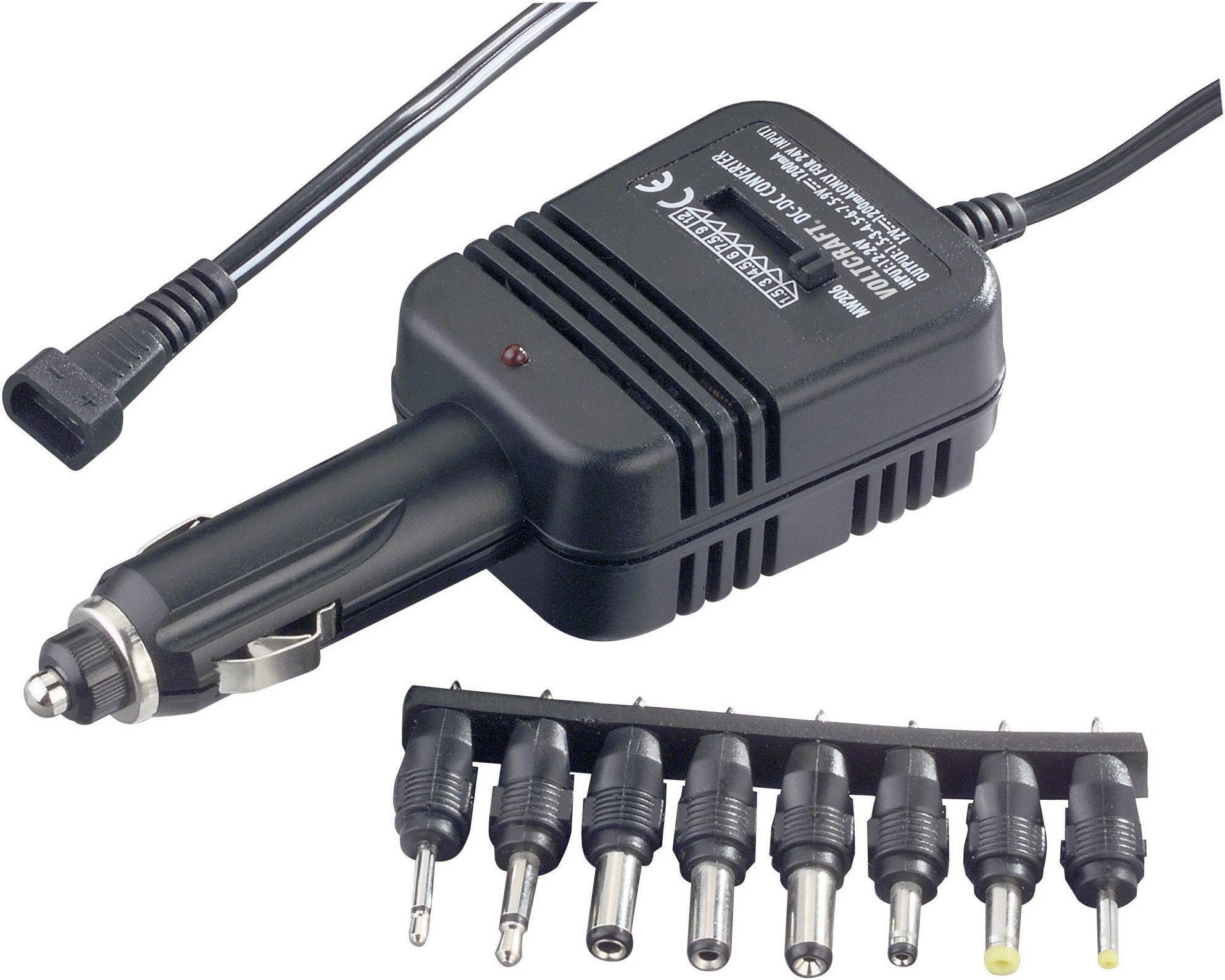 Automobilová nabíjačka s nastaviteľným adaptérom. Zobrazuje rôzne veľké koncovky pre rôzne typy pripojení.