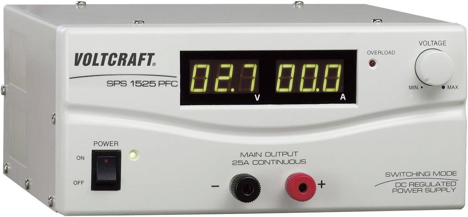 Napájací zdroj 'Voltcraft SPS 1525 PFC' s digitálnym displejom ukazuje 2,7 V a 0,0 A. K dispozícii je prepínač, konektory a regulačný gombík napätia.