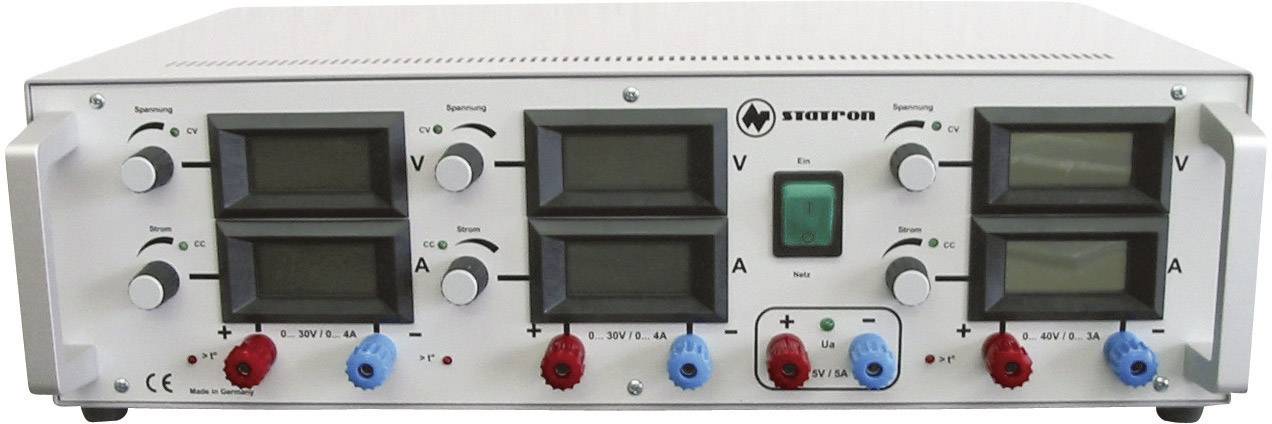 Laboratórny sieťový zdroj s viacerými digitálnymi displejmi pre napätie (V) a prúd (A), ovládacími spínačmi a farebne kódovanými svorkami.