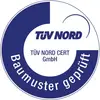 Okrúhla modrá pečiatka s bielym textom 'TÜV NORD CERT GmbH' a 'Typová skúška vykonaná'. Symbolizuje overenú bezpečnosť.
