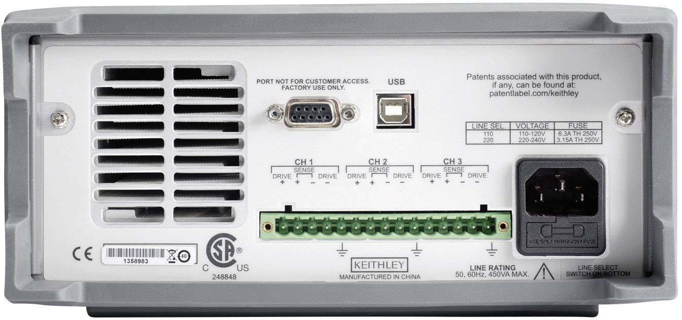 'Zadná strana elektrického zariadenia s vetracími otvormi, USB portom, RS232 rozhraním, pripojovacími svorkami a napájacím konektorom.'
