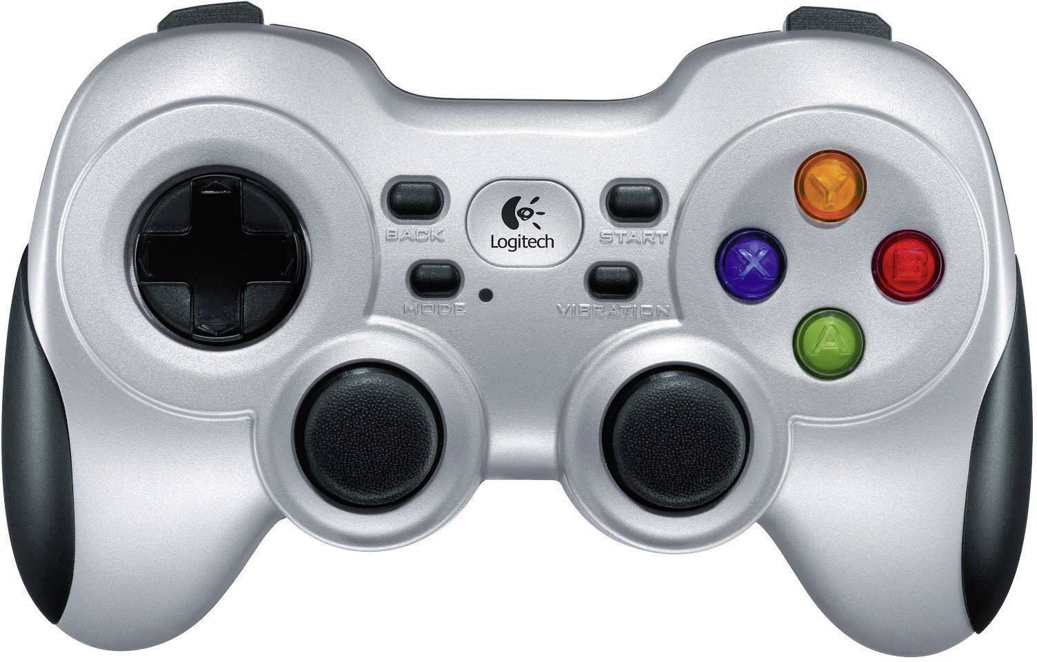 Strieborný herný ovládač s krížovým ovládačom vľavo, dvoma joystickmi dole a farebnými akčnými tlačidlami vpravo.
