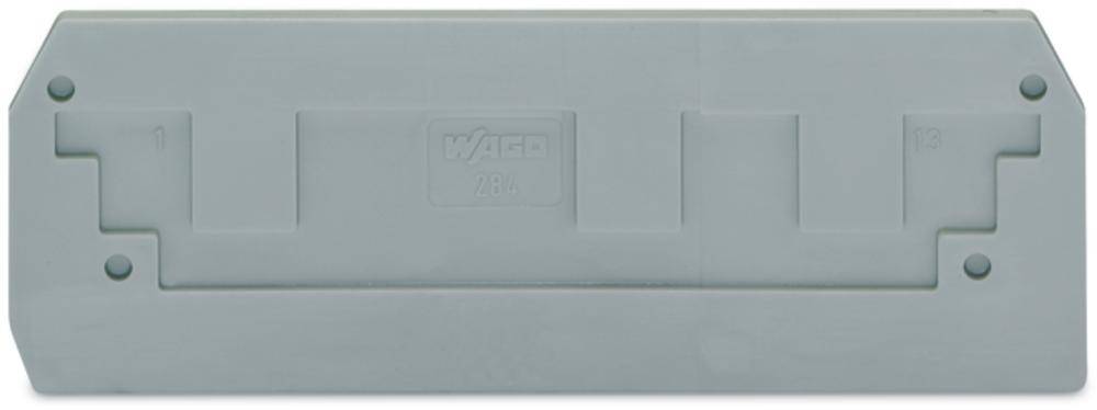 Sivá plastová súčiastka obdĺžnikového tvaru, s drážkami na stranách a vyvýšeným nápisom v strede.