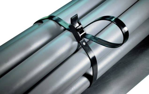 Tri sivé rúry zviazané čiernou sťahovacou páskou.