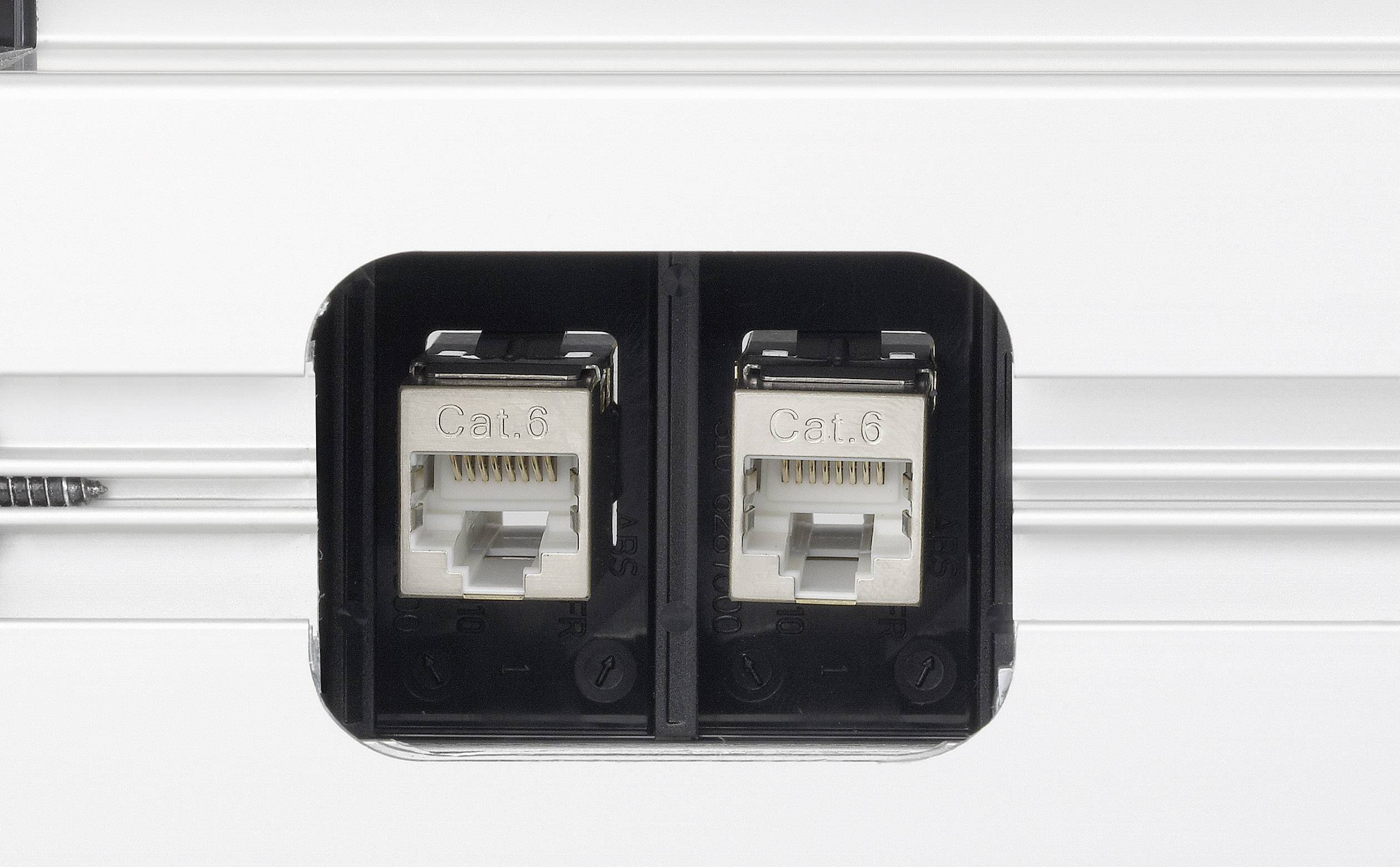Dva vedľa seba umiestnené ethernetové porty v nástennom paneli, každý označený štítkom 'Cat.6'.