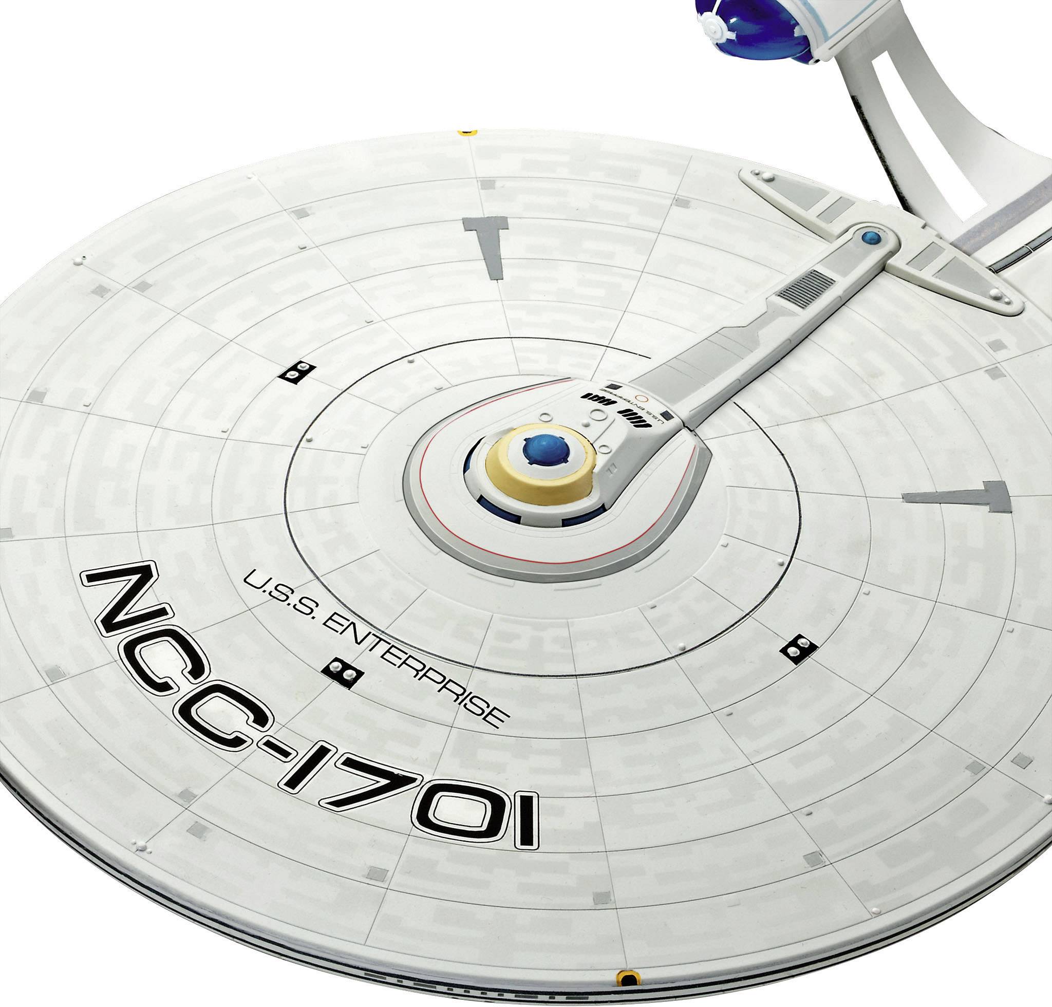 Model vesmírnej lode, sivej farby s nápisom "U.S.S. Enterprise NCC-1701". Povrch s bohatými detailmi a rôznymi označeniami.