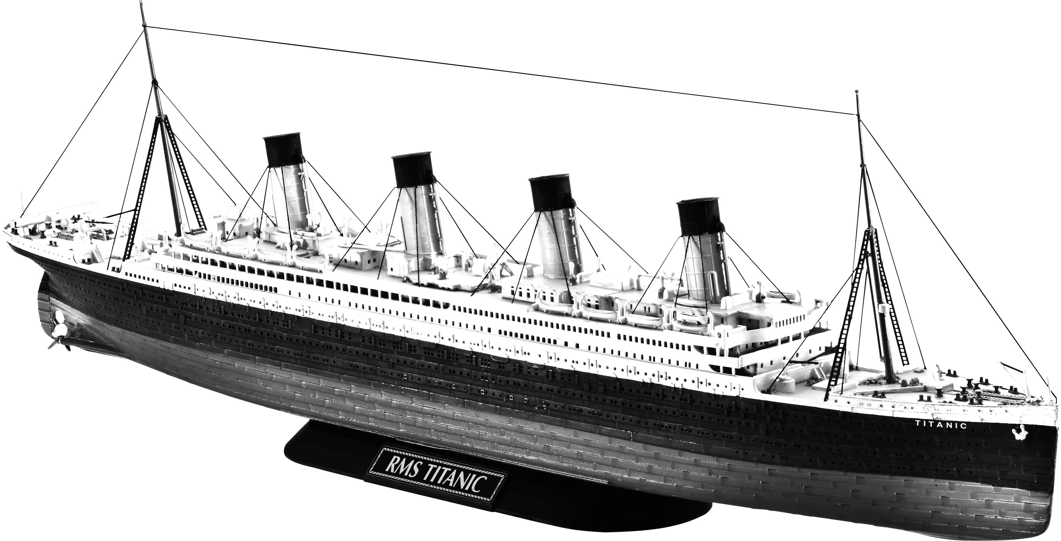 Model lode 'RMS Titanic', pohľad z boku, prezentovaný na podstavci so štyrmi komínmi.