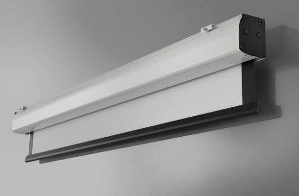 Elektrické plátno projektora v striebornom kryte je určené na montáž na strop a je čiastočne rozvinuté.