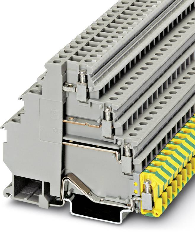 Šedá elektrická svorkovnica s viacerými úrovňami a skrutkovými svorkami, prepojená so žlto-zelenou uzemňovacou svorkou dolu.