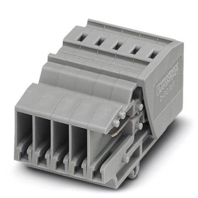 Sivý, obdĺžnikový elektrický konektor s viacerými kontaktmi na hornej strane a bočnými zaisťovacími prvkami.