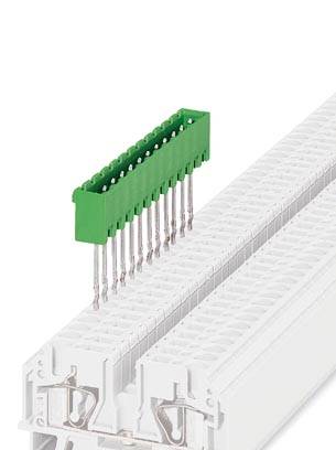 Zelená zástrčka sa zasúva do bielej svorky, ktorá je súčasťou elektrického rozvodného systému.
