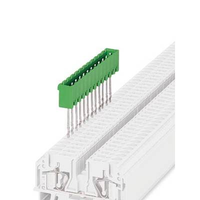 Zelená zástrčka sa zasúva do bielej svorky, ktorá je súčasťou elektrického rozvodného systému.