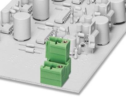 Zelená svorka na sivej doske plošných spojov s elektronickými súčiastkami.