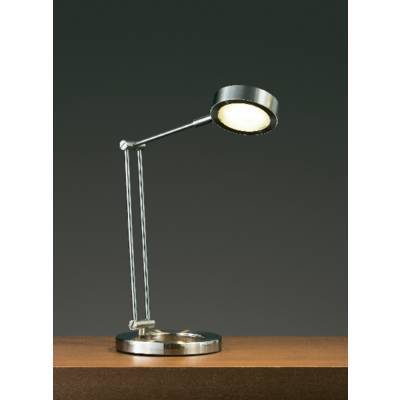 Moderná strieborná stolná lampa stojí na drevenom stole so zeleným pozadím.