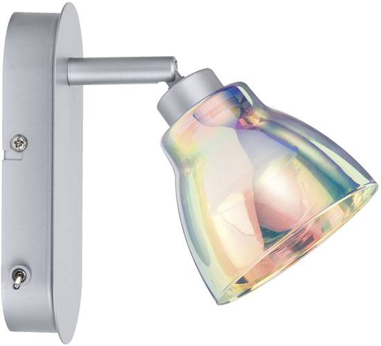 Nástenná lampa so strieborným podstavcom a farebným, ligotavým tienidlom, ktoré odráža svetlo v rôznych farbách.