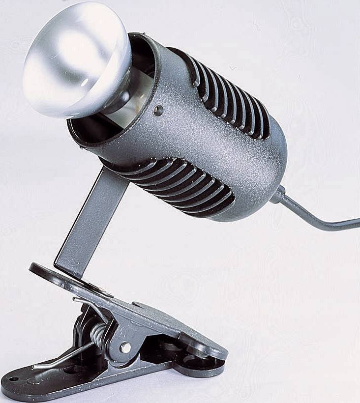 Sivá stolová lampa so svorkou, s moderným dizajnom a nastaviteľnou hlavou, vhodná na pripevnenie na rôzne povrchy.