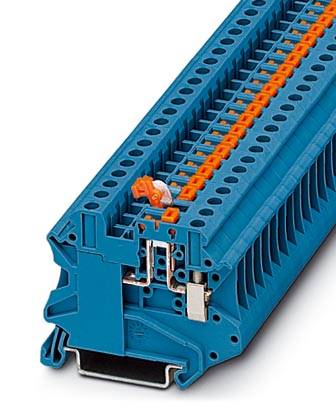 Modrý radový svorkovnicový blok s oranžovými svorkami, ktorý sa používa na elektrickú distribúciu v rozvádzačoch.