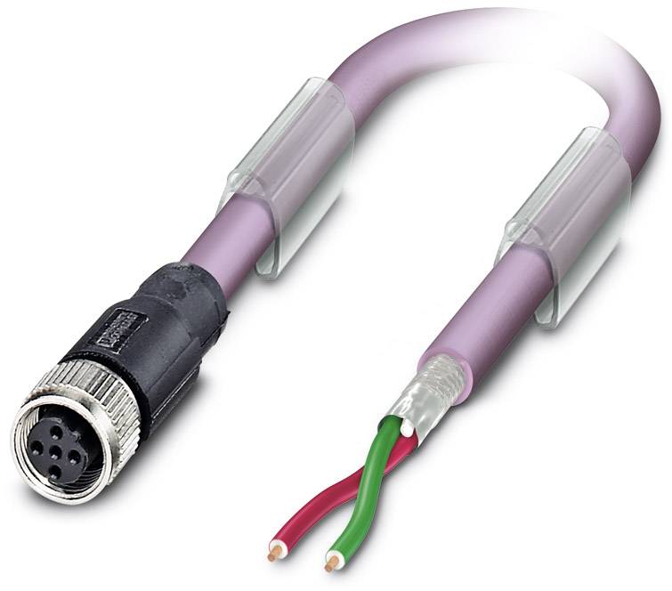 Elektrický kábel s viacerými konektormi, zelený a červený, čiastočne odpojený pre účely pripojenia, na bielom pozadí.