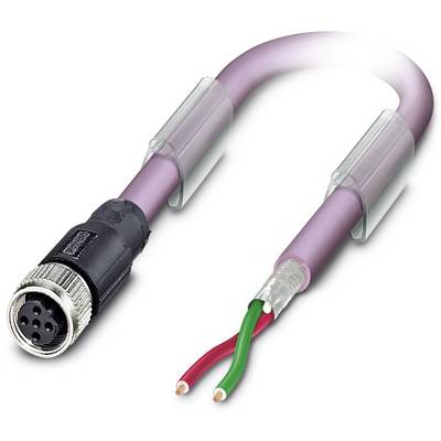 Elektrický kábel s viacerými konektormi, zelený a červený, čiastočne odpojený pre účely pripojenia, na bielom pozadí.