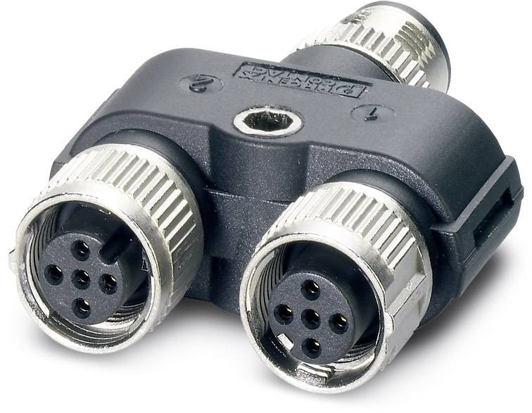 Trojpólový adaptérový konektor s dvoma kovovými zástrčkami a čiernym plastovým krytom; slúži na prepojenie elektrických zariadení.