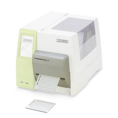 Tlačiareň tlačí etikety na perforovanom liste.