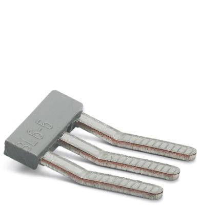 Sivý, obdĺžnikový elektronický komponent s tromi kovovými kontaktmi v jednom rade, umiestnený na bielom pozadí.