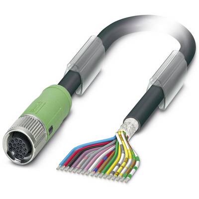 Kábel so zelenou zástrčkou a viacerými farebnými vodičmi je viditeľný. Používa sa na prepojenie elektronických zariadení.