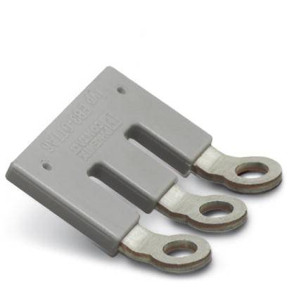 Sivý trojitý plochý konektor s tromi kovovými otvormi na konci, používaný na prepojenie elektrických zariadení a držiakov poistiek.